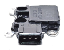 Cargar imagen en el visor de la galería, Regulador de alternador ford 3g negro conector cuadrado