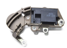 Cargar imagen en el visor de la galería, Regulador de alternador nippondenso honda , toyota